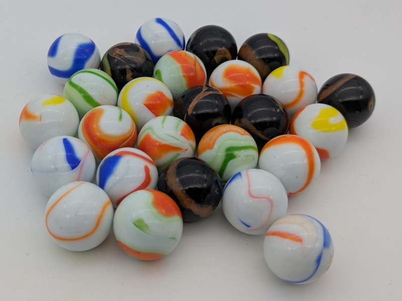 Glasmurmeln 25 mm, weiß+schwarz opak mit bunten Streifen